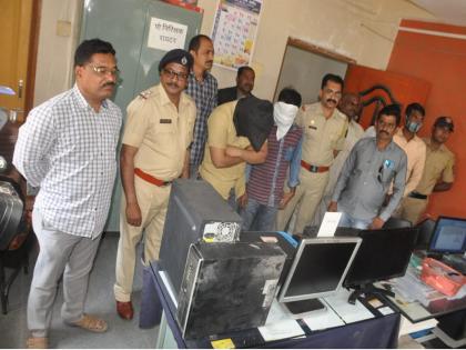 Raids on digital centers making fake voter cards; Two arrests | बनावट मतदार कार्ड बनविणाऱ्या डिजिटल केंद्रावर छापा; दोन अटकेत