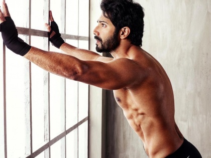 Varun Dhawan flaunts his toned body in these pictures, says ‘never back down’! | वरुण धवनचा फिटनेस फंडा, सोशल मीडियावरील त्याचे हे फोटो तुम्हालाही प्रेरणा देईल
