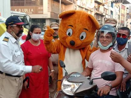 Ulhasnagar Transport Department in full swing; Teddy Bear Denimitt Drivers Lessons | उल्हासनगर वाहतूक विभाग जोमात; टेडी बेअर डेनिमित्त वाहनचालकांना धडे