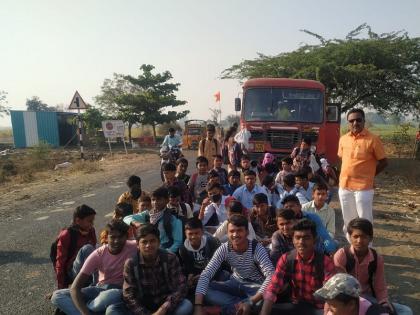 Schools of 10 village students depend on a single bus; Students staged sit-in agitation for more buses | एकाच बसवर १० गावच्या विद्यार्थ्यांची शाळा अवलंबून; ज्यादा बससाठी विद्यार्थ्यांनी केले ठिय्या आंदोलन