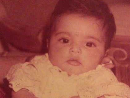 Sonam Kapoor lights up the internet as she drops UNSEEN childhood PIC of a toddler & asks fans to guess | गुटगुटीत गाल, बोलके डोळे फोटोमध्ये दिसणारी ही चिमुरडी आहे बॉलिवूडची प्रसिद्ध नायिका, तुम्ही ओळखलं का?