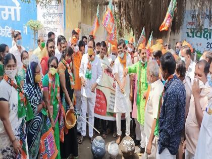 Offering of unclean water to the images of the mayor and chief minister; BJP is aggressive in Gangakhed on various demands | अशुद्ध पाणी नगराध्यक्ष व मुख्याधिकाऱ्यांच्या प्रतीकात्मक प्रतिमांना अर्पण; विविध मागण्यांवरुन गंगाखेडमध्ये भाजपा आक्रमक