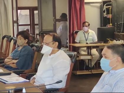 Corona review meeting: Administrative officials rush due to Ajit Pawar's 'punctuality'; MLAs, MPs also fled | कोरोना आढावा बैठक : अजित पवारांच्या 'वक्तशीरपणा'मुळे प्रशासकीय अधिकाऱ्यांची धावपळ; आमदार, खासदारांचीही पळापळ