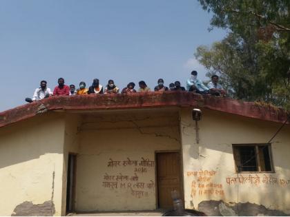 Sholaystyle agitation of members with sarpanch on the building to inquire into the excellent work | निष्कृष्ट कामाच्या चौकशीसाठी सरपंचासह सदस्यांचे इमारतीवर चढून शोलेस्टाईल आंदोलन