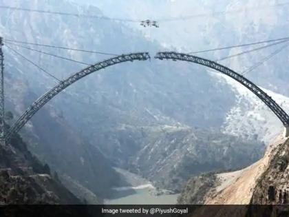 Features 35 meters higher than the Eiffel Tower, The world's tallest railway bridge was built in Kashmir | आयफेल टॉवरपेक्षा ३५ मीटर उंच, जगातील सर्वात उंच रेल्वे ब्रिज काश्मीरमध्ये बांधून तयार, अशी आहेत वैशिष्ट्ये