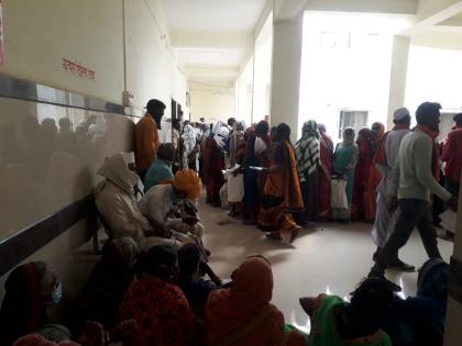 Forget Corona Virus ! Repentance crowd of senior citizens at the district hospital to get the age certificate | कोरोनाचा विसर ! वयाचे प्रमाणपत्र घेण्यासाठी जिल्हा रुग्णालयात ज्येष्ठ नागरिकांची तोबा गर्दी