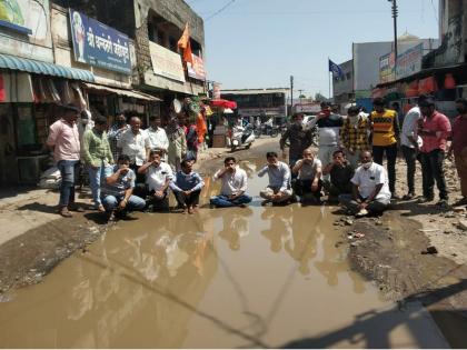 Ponds at the entrance of Majalgaon Mondha! The traders staged agitation in the gutter water | मोंढ्याच्या प्रवेशालाच साचले तळे ! गटारीच्या पाण्यात बसून व्यापाऱ्यांनी केले आंदोलन