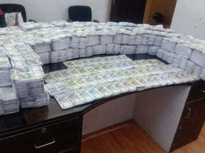 The trio was carrying fake Rs 7.9 crore notes from the vehicle when police caught them during the investigation | वाहनातून ७.९ कोटींच्या बनावट नोटा घेऊन जात होतं त्रिकुट, पोलीस तपासादरम्यान पकडले 