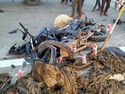 Two two-wheelers colliding head-on; One killed, one injured | दोन दुचाकीची समोरासमोर धडक; एक ठार, एक जखमी