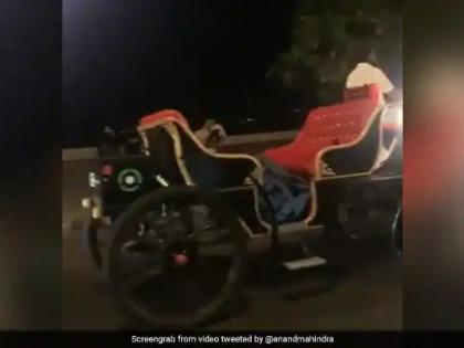 A buggy was running without a horse on the road, Anand Mahindra gave it a special name while sharing the video | रस्त्यावर घोड्याविना धावत होती बग्गी, आनंद महिंद्रांनी व्हिडीओ शेअर करत दिलं असं नाव