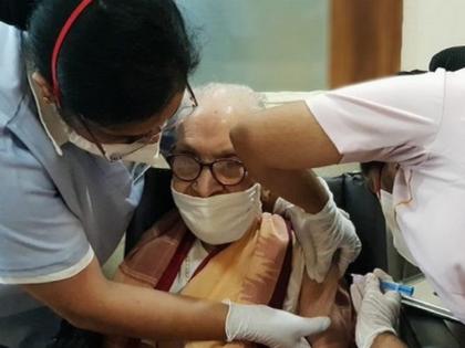 oldest woman in india karnataka j kameshwari received first dose of covid 19 vaccine in bengaluru | Corona Vaccine : देशातील सर्वात वयस्कर महिलेने घेतली कोरोनाची लस; जाणून घ्या, कुठे राहतात कामेश्वरी?