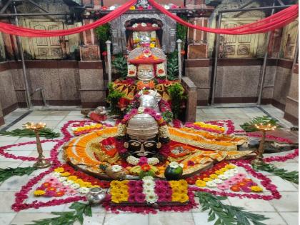 Vaidyanath Pujan of Mahashivaratri took place in the absence of devotees due to Corona | कोरोनामुळे भाविकांच्या अनुपस्थितीत झाले महाशिवरात्रीचे वैद्यनाथ पूजन