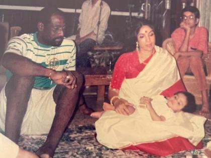 Masaba gupta shared unseen pictures of her parents neena gupta and cricketer vivian richards | मसाबाने शेअर केला Unseen फॅमिली फोटो, आई नीना गुप्तासोबत वडील विवियन रिचर्ड दिसले जमीनवर बसलेले