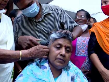 Kerala Assembly Elections 2021 : The party did not give the ticket, the Congress woman president shaved her head in Thiruvananthapuram | Assembly Elections 2021 : पक्षाने तिकीट नाही दिले, काँग्रेसच्या महिला अध्यक्षाने भर चौकात मुंडण केले 