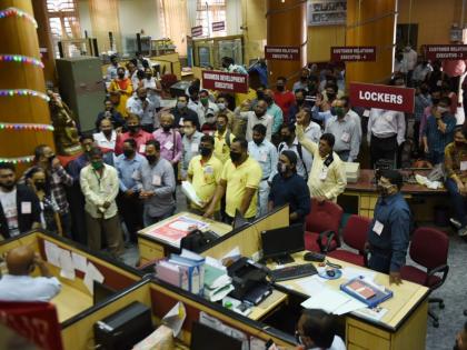 Bank employees on two-day strike; Protest by distributing leaflets in Thane | बँक कर्मचारी दोन दिवसांच्या संपावर; ठाण्यात पत्रके वाटून केला निषेध 