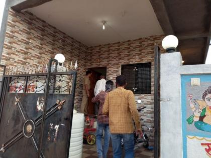 Burglary in day time in Ashti; jewelery and Rs 1.5 lakh looted | आष्टीत भर दिवसा घरफोडी; दिड लाख रुपयांसह दागिने लंपास