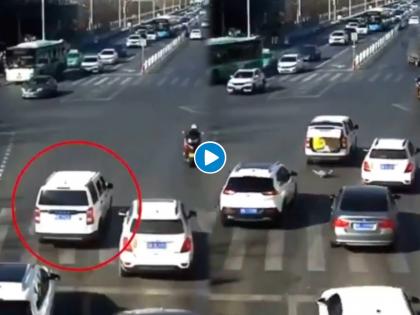 Toddler falling out of moving car viral video teach us important lesson | Viral video : चालत्या गाडीतून मागच्यामागे पडला चिमुरडा; समोर आला काळजाचा ठोका चुकवणारा व्हिडीओ