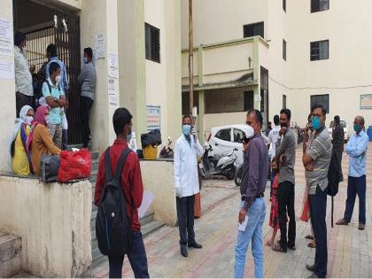 Waiting for the patient to empty the bed; Queue of coroners at the Covid Care Center area | खाटा रिकाम्या होण्याची रुग्णांची प्रतीक्षा; कोविड केअर सेंटर परिसरात कोरोनाबाधितांची रांग