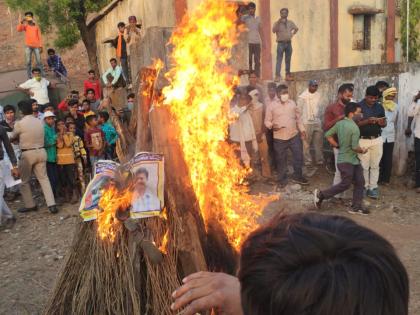 Deepali Chavan Suicide Case: Symbolic poster burning of Reddy, Vinod Shivkumar Bala at Harisal Holikatsava | Deepali Chavan Suicide Case : हरिसालच्या होलिकात्सवात रेड्डी, विनोद शिवकुमार बालाचे प्रतिकात्मक पोस्स्टरचे दहन