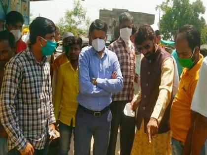 MNS's Hallabol agitation in Chakur! The protesters took the matter to the chief minister and took a panchnama of the problems | मनसेचे चाकूरमध्ये हल्लाबोल आंदोलन ! आंदोलकांनी मुख्याधिकाऱ्यांनासोबत घेत समस्यांचा पंचनामा करून घेतला MNS's Hallabol agitation in Chakur! The protesters took the matter to the chief minister and took a panchnama of the problems | मनसेचे चाकूरमध्ये हल्लाबोल आंदोलन ! आंदोलकांनी मुख्याधिकाऱ्यांनासोबत घेत समस्यांचा पंचनामा करून घेतला