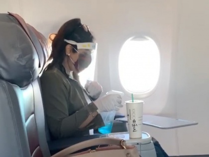 Actress Raveena Tandon Shares A Video To Aware Of Coronavirus | विमानात प्रवासादरम्यान प्रसिद्ध अभिनत्री घेते अशी खबरदारी, वारंवार पाहिला जातोय हा व्हिडीओ