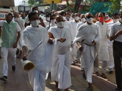 welcome to Jains from Ahimsa Yatra in Badnera | बडनेऱ्यात अहिंसा यात्रेचे जैन बांधवाकडून भावपूर्ण स्वागत welcome to Jains from Ahimsa Yatra in Badnera | बडनेऱ्यात अहिंसा यात्रेचे जैन बांधवाकडून भावपूर्ण स्वागत