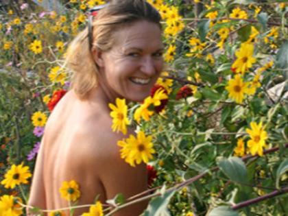 Britain's Spielplatz Nudist Village : Viral news britains spielplatz nudist village people lives without clothes in hertfordshire | Britain's Spielplatz Nudist Village : ...म्हणून 'या' गावात पुरूषांसह स्त्रीयासुद्धा कायम नग्नावस्थेत राहतात