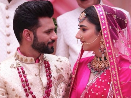 Rahul vaidya shares photo with disha parmar dressed up as bride and groom | राहुल वैद्यने खरचं केलं दिशा परमारशी लग्न ? फोटो शेअर करत म्हणाला- नवी सुरुवात