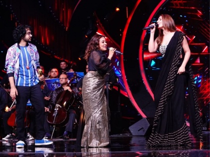 Neha Kakkar and Dhwani Bhanushali performed 'Dilbar' on the stage of 'Indian Idol' | 'इंडियन आयडॉल'च्या मंचावर नेहा कक्कर आणि ध्वनी भानुशालीनं 'दिलबर' गाणं केलं सादर