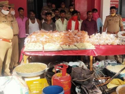 unnao police seized samosa and jalebi which was made for voters in up | अरे देवा! ...अन् 2 क्विंटल जिलेबी, 1050 समोसे पोलिसांनी केले जप्त; 'हे' आहे कारण