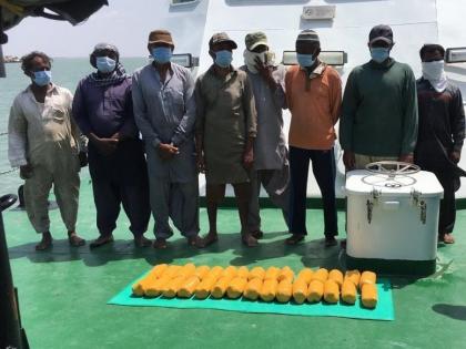 Major action of anti-terrorism squad and indian coast guard! Boat seized along with 8 Pakistani nationals, 30 kg of heroin also seized | मोठी कारवाई! 8 पाकिस्तानी नागरिकांसह बोट पकडली, 30 किलो हेरोईनही जप्त