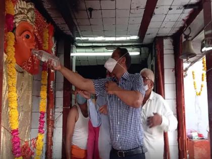 ...म्हणून जिल्हाधिकाऱ्यांनी देवीला पाजले मद्य, हंडी घेऊन घातली नगरप्रदक्षिणा