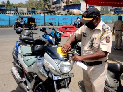 Mumbai Police tweets : 'प्रेयसीला भेटण्यासाठी कोणतं स्टिकर लावू', असं