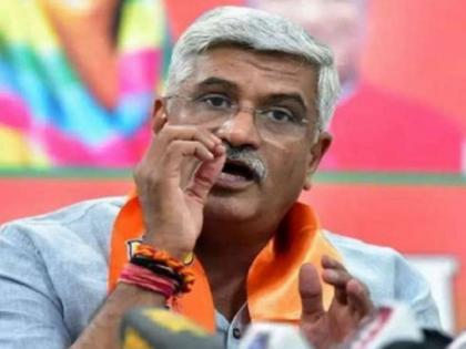 union minister Gajendra Singh Shekhawat told patient offering coconut balaji maharaj will do everything right politics started | CoronaVirus News : "बालाजीला नारळ अर्पण करा, सर्व काही ठीक होईल"; केंद्रीय मंत्र्याचा रुग्णांच्या नातेवाईकांना अजब सल्ला