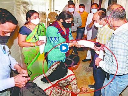 Families of covid19 patients touch feet of chief medical officer cmo requesting him be provided remdesivir | 'परत आलीस तर जेलमध्ये पाठवेन', रेमडेसिविरसाठी महिला CMO च्या पाया पडायला गेली, अन् मग.... 