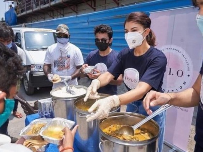 Jacqueline Fernandez ties up with Roti Foundation to help needy people | कौतुक करावे तितके कमी, लोकांच्या मदतीसाठी रस्त्यावर उतरली जॅकलिन फर्नांडिस, स्वतः करते जेवणाचे वाटप