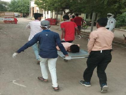 corona virus: A young man jumps from the roof of a hospital for fear of being isolated | corona virus : विलगीकरणात टाकण्याच्या भीतीने तरुणाने रूग्णालयाच्या छतावरून घेतली उडी corona virus: A young man jumps from the roof of a hospital for fear of being isolated | corona virus : विलगीकरणात टाकण्याच्या भीतीने तरुणाने रूग्णालयाच्या छतावरून घेतली उडी