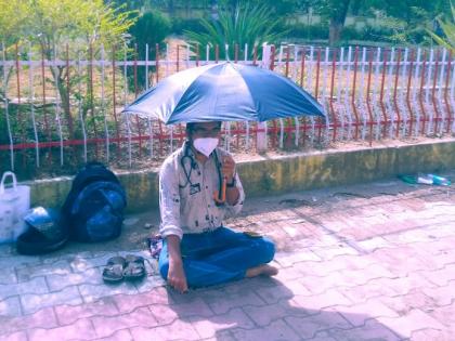 "My protest is not against individuals but against attitudes" Dr. Sameer Gahane's umbrella protest | "माझे आंदोलन व्यक्ती नव्हे तर वृत्ती विरोधात", डॉ. समीर गहाणेंचे छत्री आंदोलन