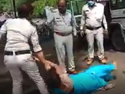 Lady constable and woman creepy fight lady constable beat up a mother and daughter on road in sagar for not wearing mask | मुस्काटात मारून जमिनीवर आपटलं, केस ओढून खेचत खेचत नेले, आईला वाचवण्यासाठी लेक सरसावली पण... 