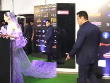When Salman Khan got irritated by Deepika Padukone's dress in IIFA | जेव्हा दीपिका पदुकोणची स्टाइल सलमानसाठी ठरली डोकेदुखी, Video Viral