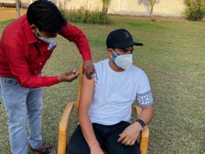 Kuldeep Yadav takes vaccine at guest house, Kanpur administration orders probe | गेस्ट हाऊसवर कोरोना लस घेणं पडणार भारतीय खेळाडूला महागात; जिल्हाधिकाऱ्यांचे चौकशीचे आदेश 