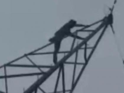 Youth climbs 33 KV power pole; High voltage drama for 3 hours | तरुण चढला ३३ केव्हीच्या विद्युत खांबावर; ३ तास सुरु होता हायवोल्टेज ड्रामा  