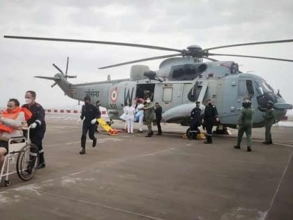 Tauktae Cyclone : Navy succeeds in rescuing 220 people drowned in cyclone; 22 accidental deaths registered with police | Tauktae Cyclone : तौक्ते चक्रीवादळात बुडालेल्या २२० जणांना वाचवण्यात नौदलाला यश; २२ अपघाती मृत्यूंची पोलिसांत नोंद