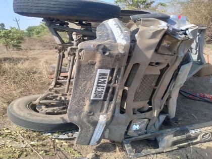 speedy jeep overturned when a wild boar suddenly came to a halt; All three were seriously injured | अचानक रानडुक्कर आडवे आल्याने भरधाव जीप उलटली; तिघेजण गंभीर जखमी speedy jeep overturned when a wild boar suddenly came to a halt; All three were seriously injured | अचानक रानडुक्कर आडवे आल्याने भरधाव जीप उलटली; तिघेजण गंभीर जखमी