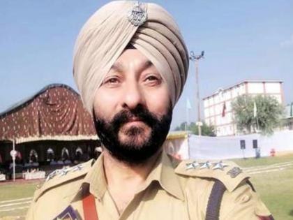 Tarnished officer Devinder Singh fired from service; The terrorists were helped | कलंकित अधिकारी देविंदर सिंग यांना सेवेतून केले बडतर्फ; दहशतवाद्यांना केली होती मदत 