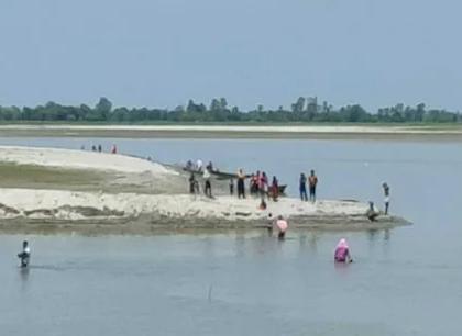 Corona vaccination: Fear of vaccine than corona! The villagers got frightened when they saw the vaccination team, jumped into the river and fled | Corona vaccination: कोरोनापेक्षा लसीचे भय! लसीकरणासाठी आलेल्या पथकाला पाहून ग्रामस्थ घाबरले, नदीत उड्या मारून पळाले