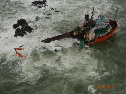 Tauktae Cyclone: Holding each other's hands for 17 hours and overcoming death! | Tauktae Cyclone: १७ तास एकमेकांचे हात धरून तरंगत केली मृत्यूवर मात !