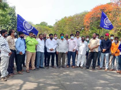 agitation at Walchandnagar to protest cancellation of 5 TMC water of Ujani for Indapur | उजनीचे ५ टिएमसी पाणी इंदापूरकरांसाठी रद्द केल्याच्या निषेधार्थ वालचंदनगर येथे बोंबाबोंब आंदोलन