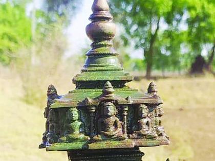 Metal Jain temple found in a field in Dondaicha | दोंडाईचामध्ये शेतात आढळले धातूचे जैन मंदिर  