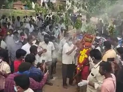 CoronaVirus News Andhra locals sacrifice lockdown rules to appease angry goddess who brought Covid wave | अरे देवा! नियमावलीची एैशीतैशी, सोशल डिस्टंसिंगचा फज्जा; कोरोनात देवी कोपली म्हणत गावकऱ्यांची मोठी गर्दी